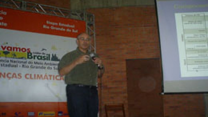 Prof. Menegat falou sobre os distúrbios ambientais das cidades