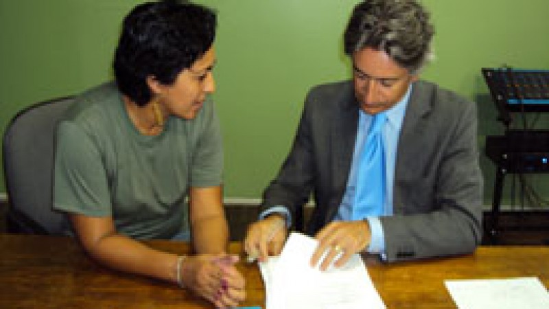 Henrique Lister entrega manuscrito para Berfran Rosado