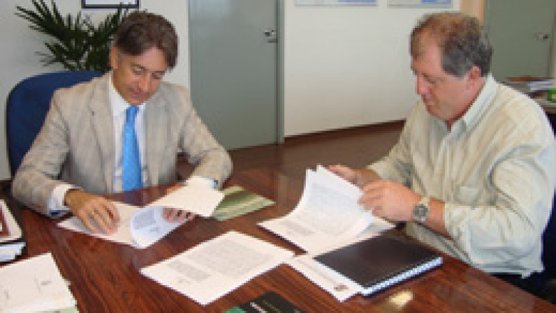 Além de Berfran, secretário-adjunto e diretor do Defap participam do ato de assinatura