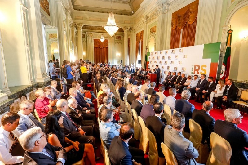 Cerimônia contou com a presença de secretários, deputados e empresários. Foto: Itamar Aguiar