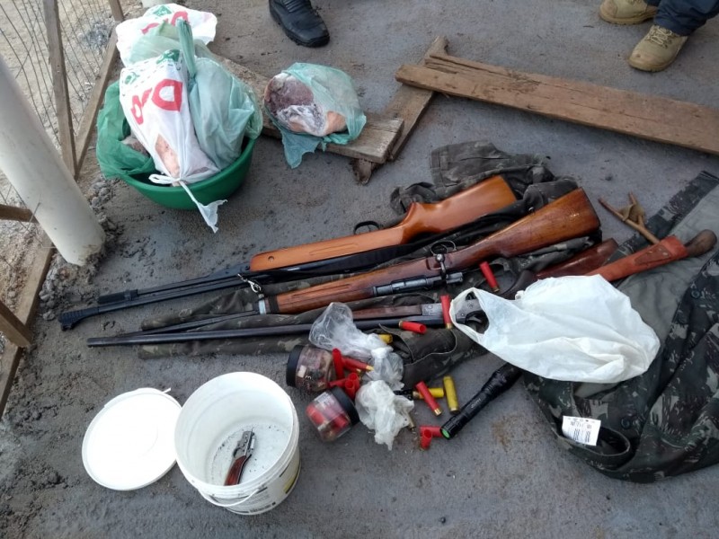 A ação contou com o apoio da Polícia Civil e Polícia Militar, resultando na prisão de duas pessoas por porte ilegal de arma e munições
