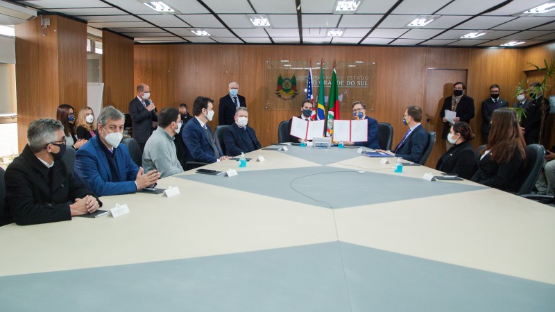 Vice-governador Ranolfo e secretários de Estados acompanharam cerimônia de assinatura