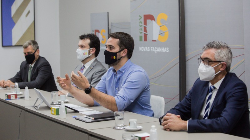 Barbuti (presidente da Corsan), secretário Artur, governador Leite e secretário Viana concederam entrevista coletiva virtual.