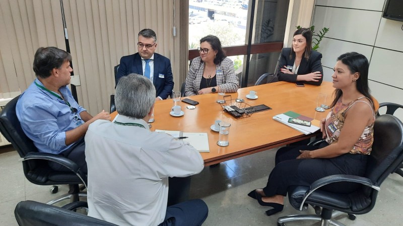 Grupo é recepcionado pelo coordenador, Rodrigo Goretti, da Secretaria de Desenvolvimento Sustentável e Irrigação.