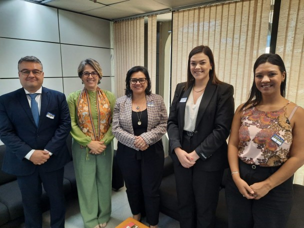 Diretora de Cadeias Produtivas e Indicação Geográfica, Fabiana Villa Alves recebe a Sema.