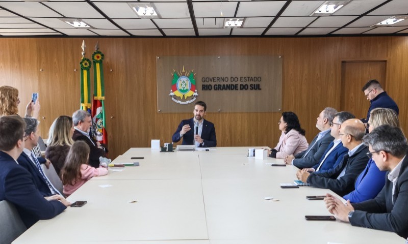 Mesa composta por todos os participantes da reunião de entrega da licença