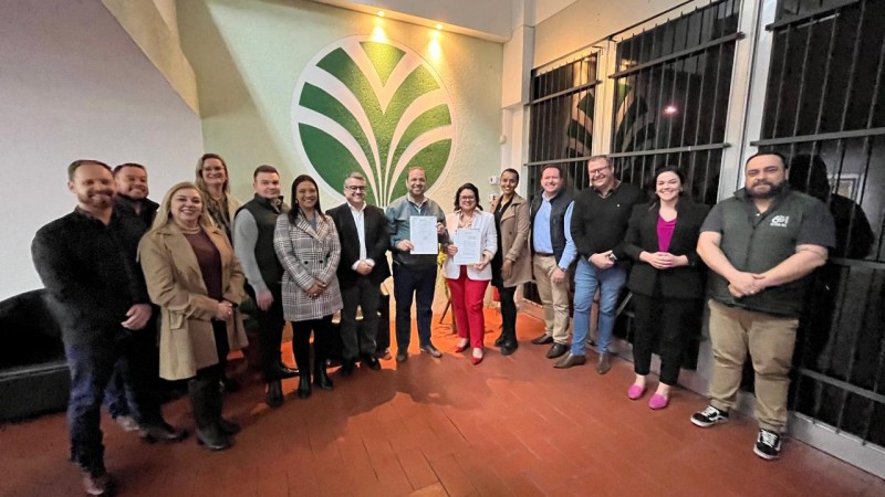 Membros da Sema e da Fetag segurando o protocolo de intenções assinado