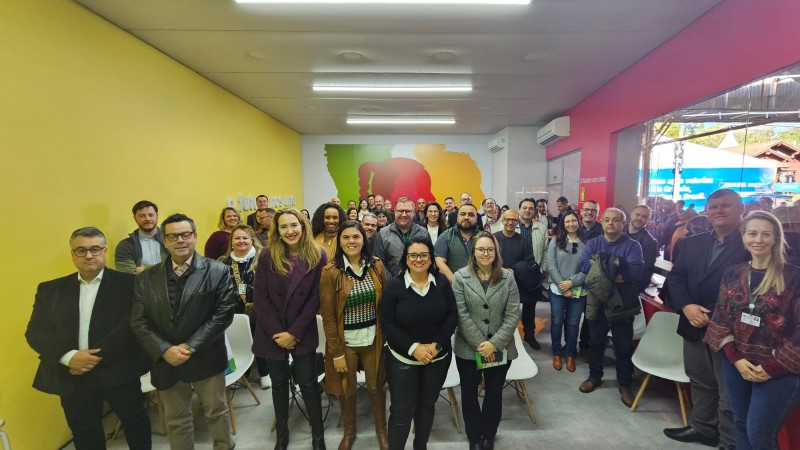 Plano Geral da sala com os membros FGMC
