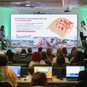 Marjorie representou a Abema durante o evento e apresentou dados sobre o evento climático que atingiu o RS.