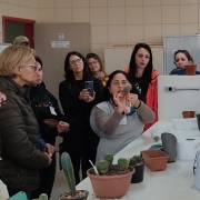 Pesquisadora explicando tecnicas de cultivo de cactos durante o curso 