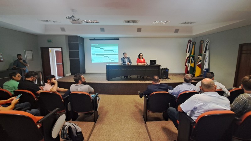 Integrantes da Secretaria Estadual do Meio Ambiente e Infraestrutura (Sema) e representantes de prefeituras reunidos em auditório na Univates, em Lajeado.