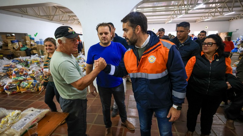 Leite conversou com pessoas alojadas em abrigos.