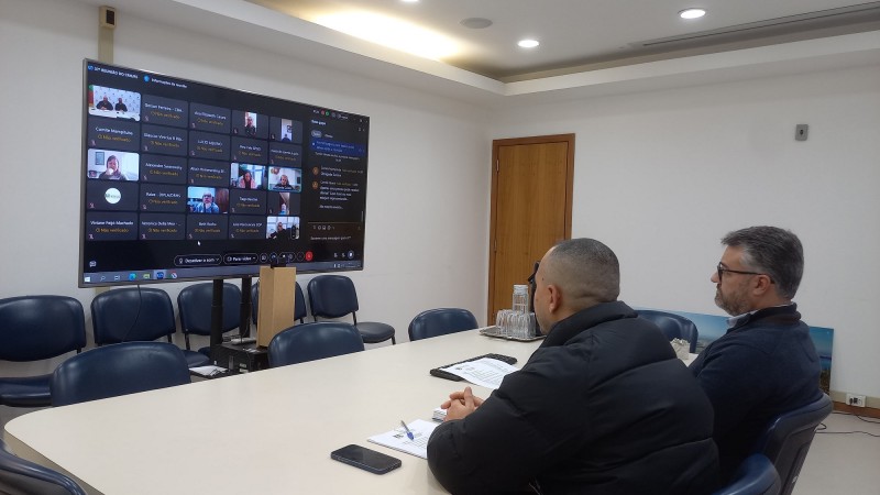 Secretário adjunto da SEMA e presidente do CRH, Marcelo Camardelli, conduz a reunião virtual, em frente à tela com os demais participantes online