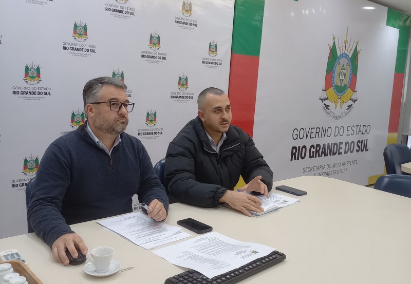 Secretário adjunto da SEMA e presidente do CRH, Marcelo Camardelli, conduz a reunião virtual, em frente à tela com os demais participantes online