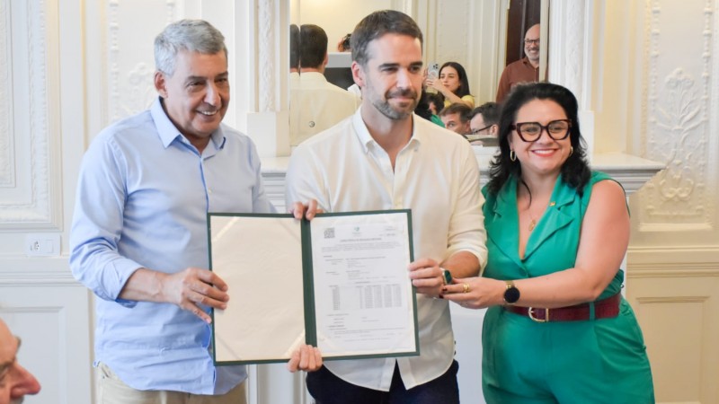 Governo entrega licença emitida pela Fepam ao prefeito de Porto Alegre