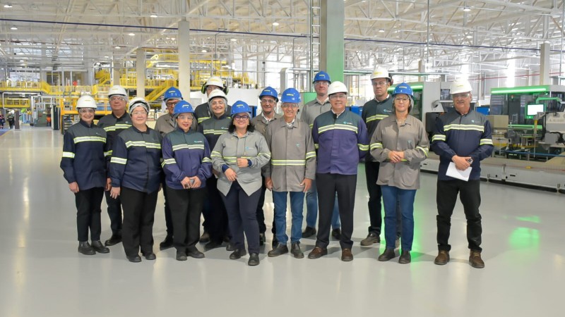 Planta localizada em Campo Bom é a primeira da Verallia a receber novo equipamento em todo o mundo, Na imagem os visitantes estão reunidos dentro da fábrica, após o acendimento do forno.