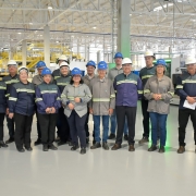 Planta localizada em Campo Bom é a primeira da Verallia a receber novo equipamento em todo o mundo, Na imagem os visitantes estão reunidos dentro da fábrica, após o acendimento do forno.