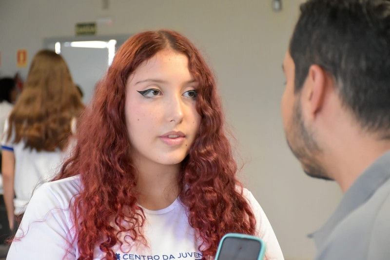 Estudante Mariana Alves de Oliveira falando sobre a sua participação nas atividades do Centro da Juventude de Viamão.