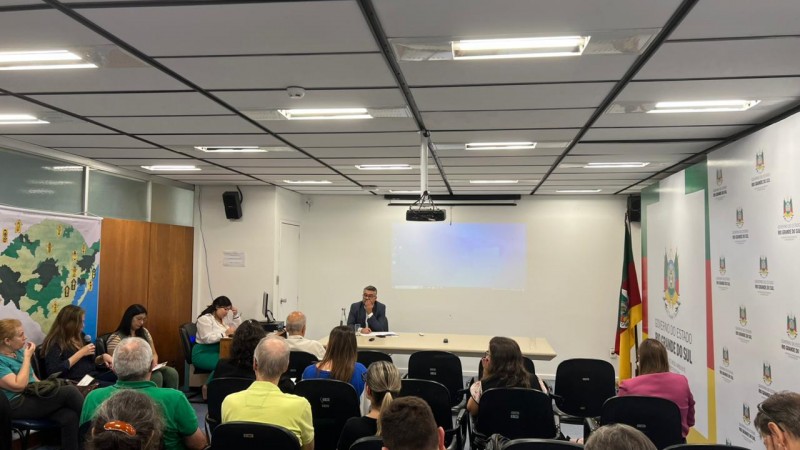 Sala de reuniões da Sema com os membros os conselheiros durante a reunião.