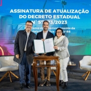 Artur Lemos, Eduardo Leite e Marjorie Kauffmann mostrando o decreto (documento assinado)