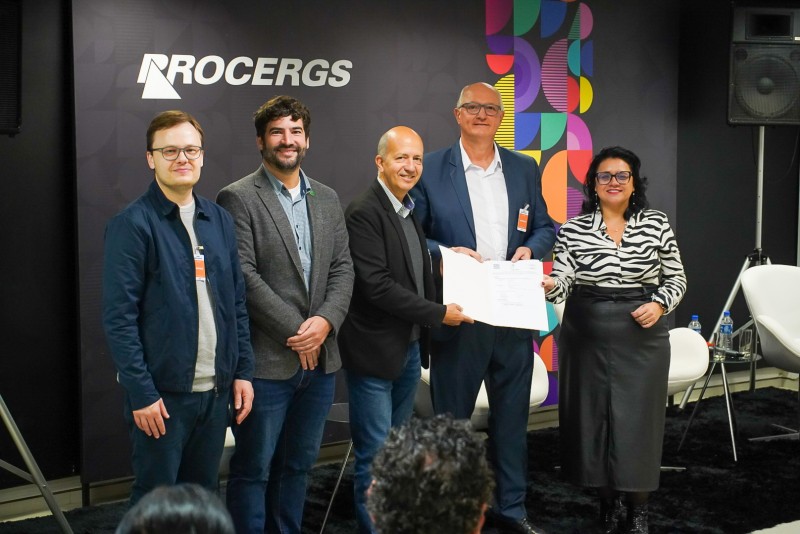 Representantes da Fepam, da Sema e da empresa Begreen em pé, recebendo o documento da licença ambiental.
