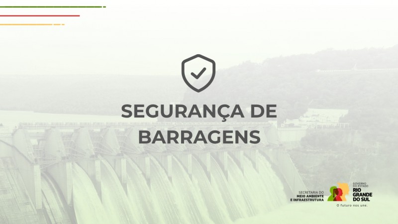 Imagem institucional com fundo esmaecido de uma barragem em funcionamento, com grande volume de água sendo liberado pelas comportas. Ao centro, em destaque, o ícone de um escudo com um check (símbolo de verificação) e, logo abaixo, os dizeres "SEGURANÇA DE BARRAGENS" em letras maiúsculas. No canto inferior direito, constam os logotipos da Secretaria do Meio Ambiente e Infraestrutura e do Governo do Estado do Rio Grande do Sul, acompanhados do slogan "O futuro nos une." Faixas finas nas cores verde, vermelho e amarelo aparecem na parte superior esquerda da imagem.