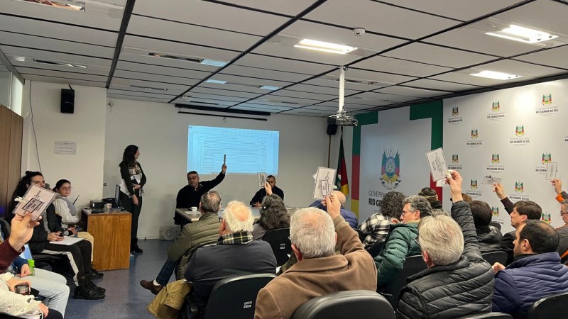 membros do conselhho durante uma das votações da reunião.