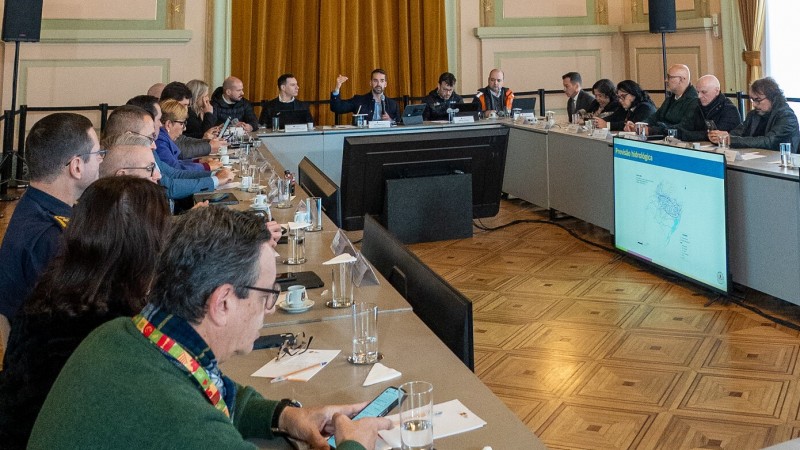 O governador Eduardo Leite coordenou, nesta sexta-feira, uma reunião híbrida com integrantes do governo para atualizar as informações sobre a situação climática no Estado