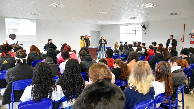 Jovens no auditório durante a parte teórico da atividade.