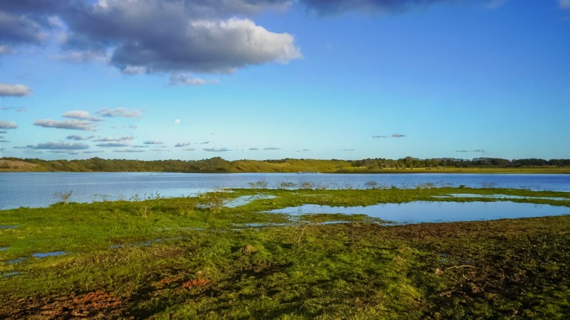 paisagem ampla do rio gravata&iacute; e o territorio de encostas que &eacute; banhado.