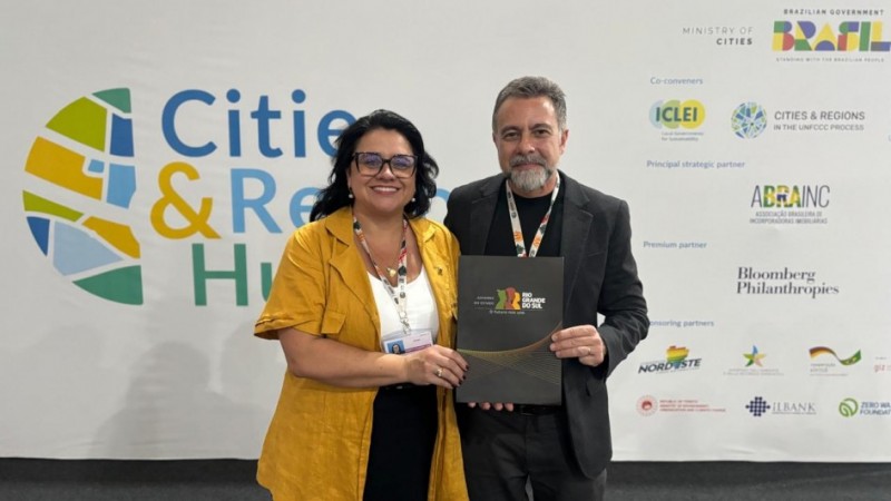 Secretária Marjorie Kauffmann (E) em ato que formalizou parceira com o Laboratório do Observatório do Clima (LabOC)