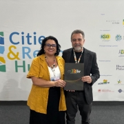 Secretária Marjorie Kauffmann (E) em ato que formalizou parceira com o Laboratório do Observatório do Clima (LabOC)