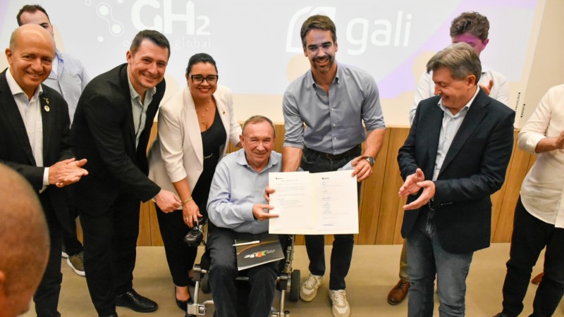 Em Carlos Barbosa, o Governador Leite e a secret&aacute;ria Marjorie assinam contrato e autorizam in&iacute;cio das obras do HV2 na Tramontina
