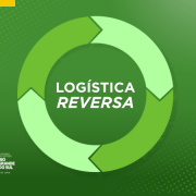 Fundo com v&aacute;rios tons de verde, com detalhes em verde, vermelho e amarelo no canto superior esquerdo. Ao centro um c&iacute;rculo tamb&eacute;m verde, com os dizeres "log&iacute;stica reversa" no meio. No canto inferior esquerdo, o emblema da Secretaria do Meio Ambiente e Infraestrutura e do Governo do Estado
