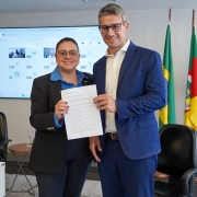 Secret&aacute;ria Marjorie e o diretor de Energia, Rodrigo Huguenin, assinam portaria sobre diagn&oacute;stico de Transi&ccedil;&atilde;o Energ&eacute;tica no RS. 