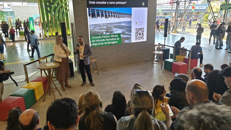 Integrantes da Sema realizam lan&ccedil;amento de consulta p&uacute;blica na Expointer 2026. No primeiro plano, espectadores sentados, de costas