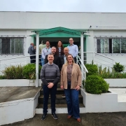 Várias pessoas posam em frente à fachada da nova sede regional Sema-Fepam, em Passo Fundo